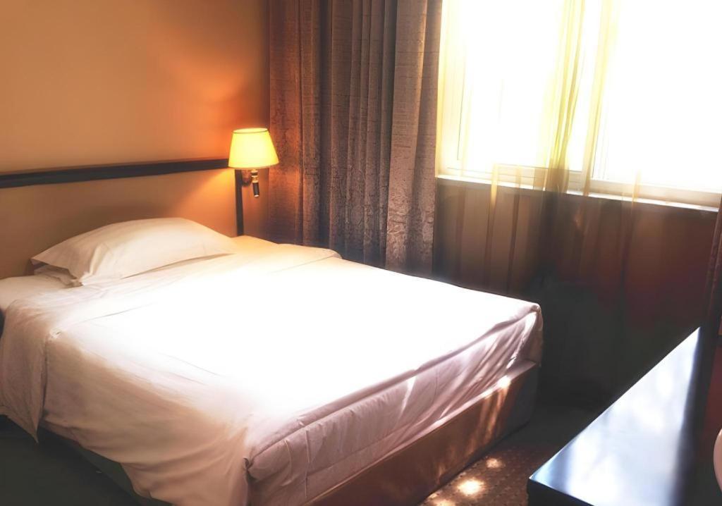 Dong Fang Hotel Пекин Екстериор снимка