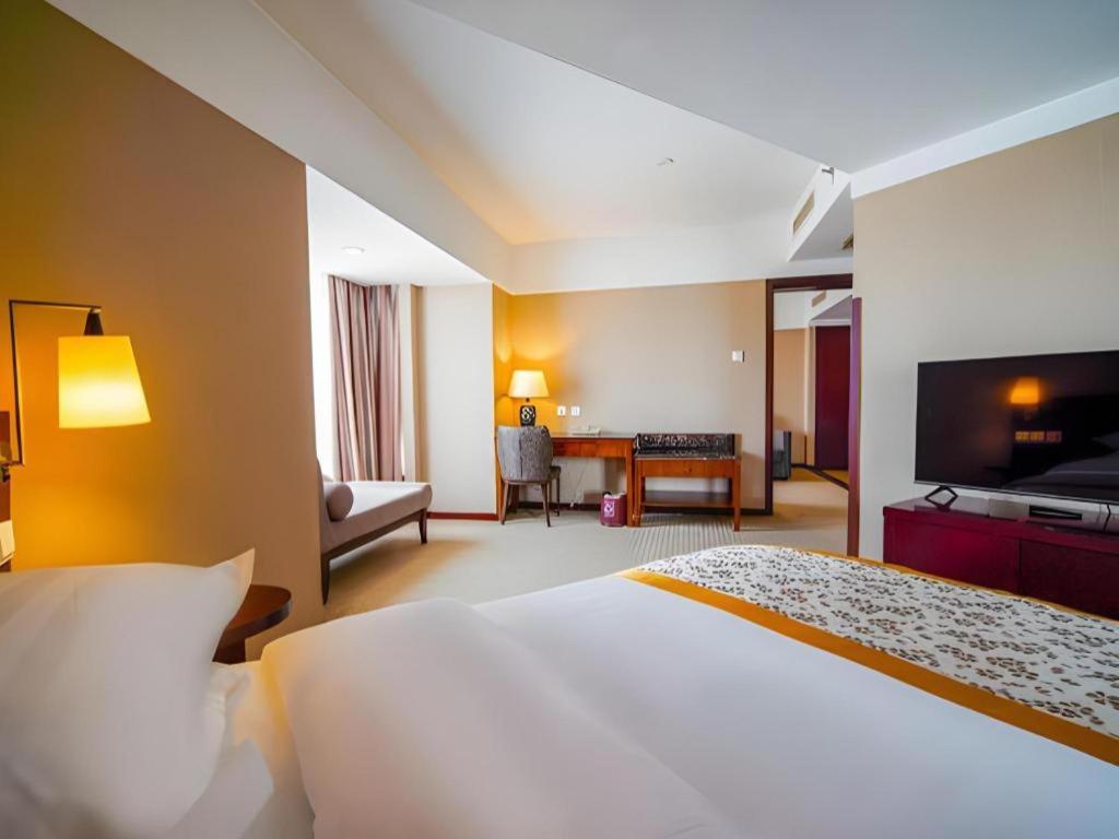 Dong Fang Hotel Пекин Екстериор снимка